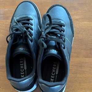 Woman’s Skechers black tennis shoe size 7.5